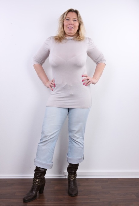 Obese blond lady takes off her clothes to model in the buff for the first time
