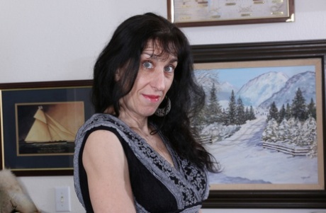 Old hag takes off all her clothes to make nude modelling debut