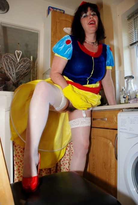 UK amateur Juicey Janey plays with her vagina while wearing latex dish gloves