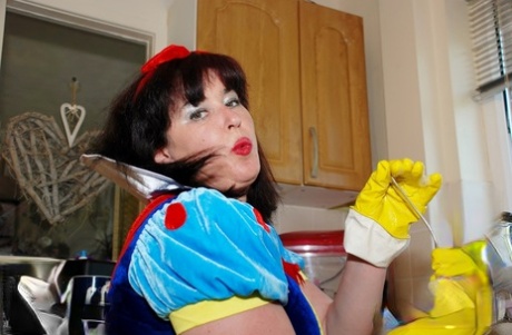 UK amateur Juicey Janey plays with her vagina while wearing latex dish gloves