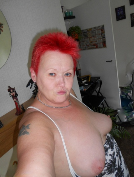 Older redhead Valgasmic Exposedabres her tits and twat while taking selfies