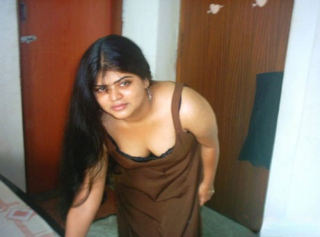 Indian plumper unveils her natural tits & dark areolas before showing her bush