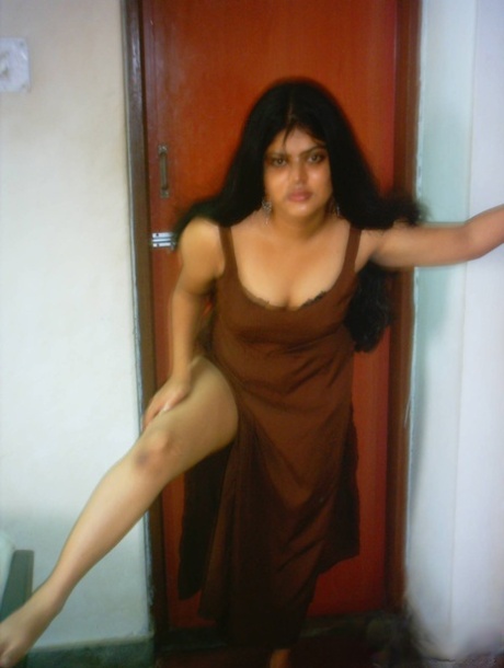 Indian plumper unveils her natural tits & dark areolas before showing her bush