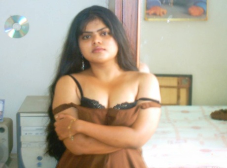 Indian plumper unveils her natural tits & dark areolas before showing her bush