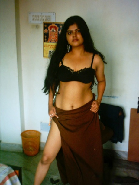 Indian plumper unveils her natural tits & dark areolas before showing her bush