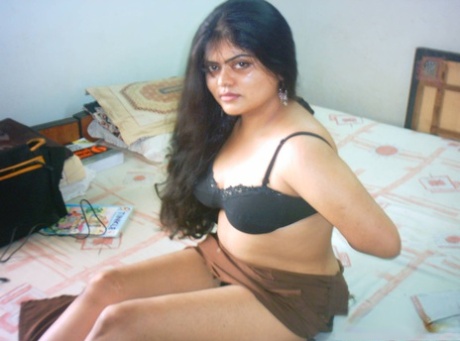 Indian plumper unveils her natural tits & dark areolas before showing her bush