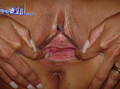 Blonde amateur sticks a bowling pin in her pussy and gaped anus