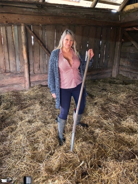 Overweight amateur Sweet Susi strips naked while forking hay in a mow