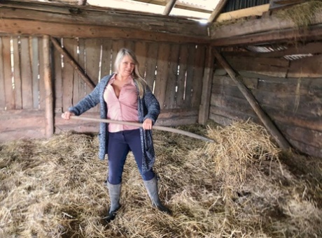 Overweight amateur Sweet Susi strips naked while forking hay in a mow