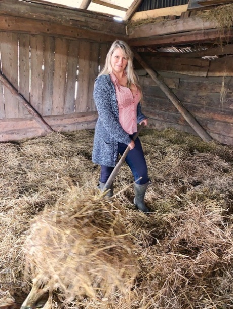 Overweight amateur Sweet Susi strips naked while forking hay in a mow