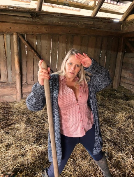 Overweight amateur Sweet Susi strips naked while forking hay in a mow