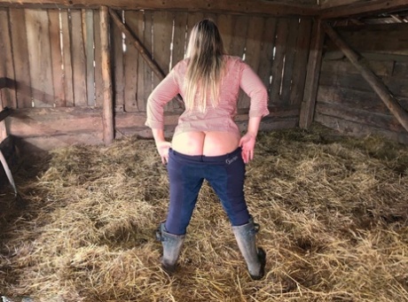 Overweight amateur Sweet Susi strips naked while forking hay in a mow