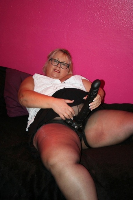 UK fatty Lexie Cummings plays with her strapon cock in ripped hose