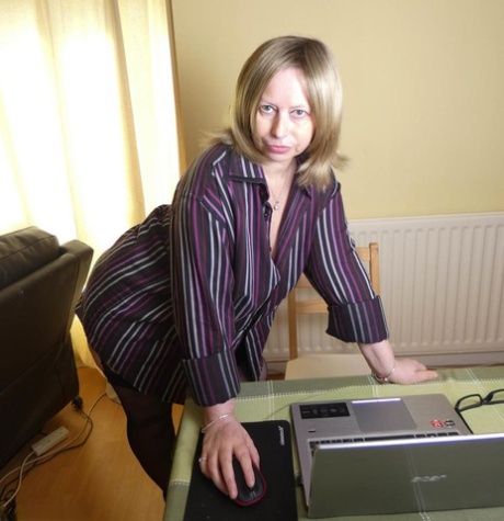 Mature amateur Posh Sophia exposes her saggy boobs in nylons