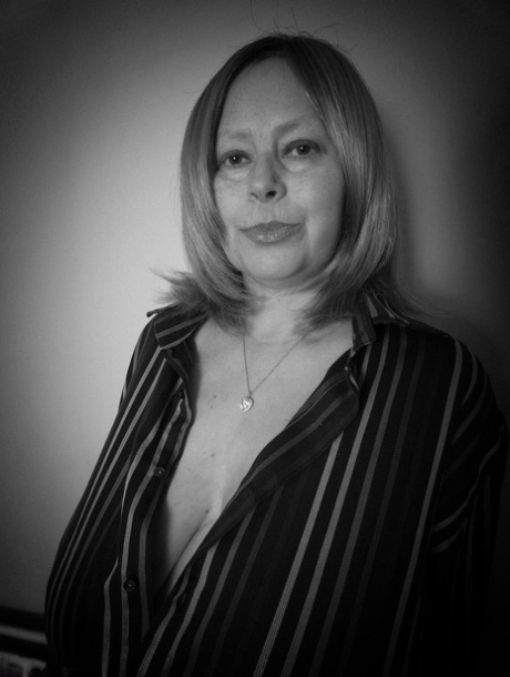 Mature amateur Posh Sophia exposes her saggy boobs in nylons