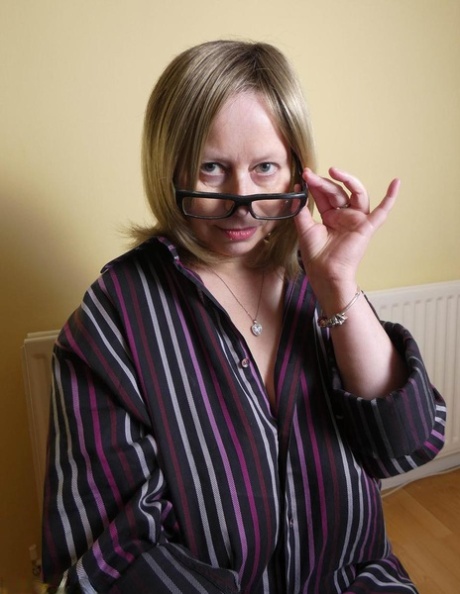 Mature amateur Posh Sophia exposes her saggy boobs in nylons