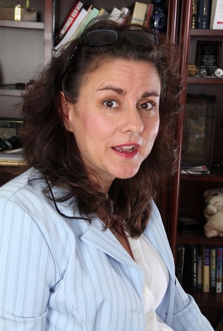 Sweet mature Gianna Jones is showing off her accurate hairy pussy
