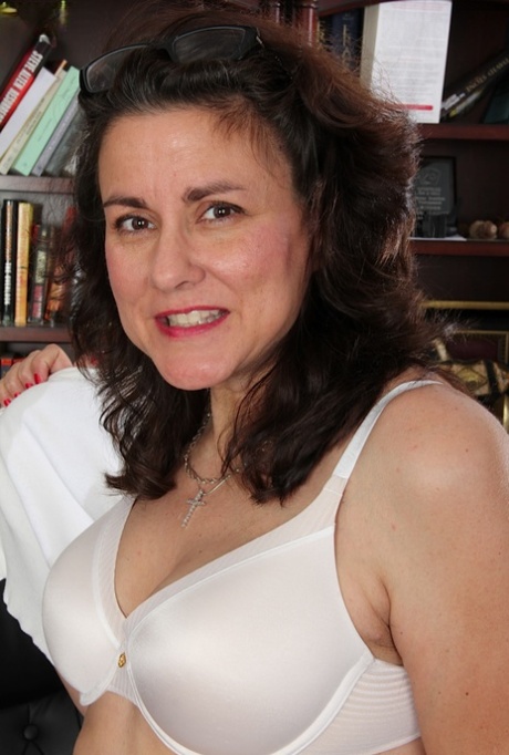 Sweet mature Gianna Jones is showing off her accurate hairy pussy
