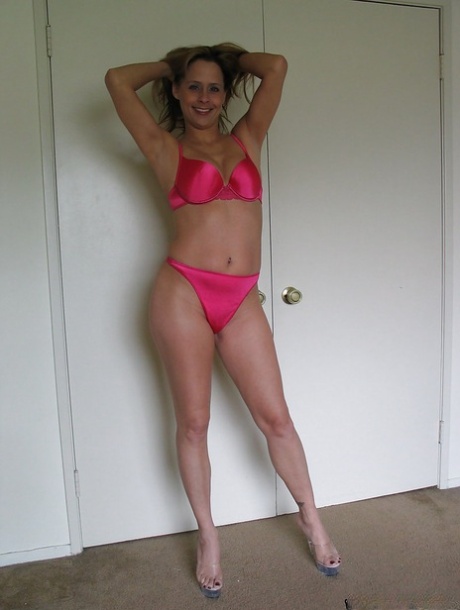 Mature Sherri Parker stretches her little hairy snatch in close-up