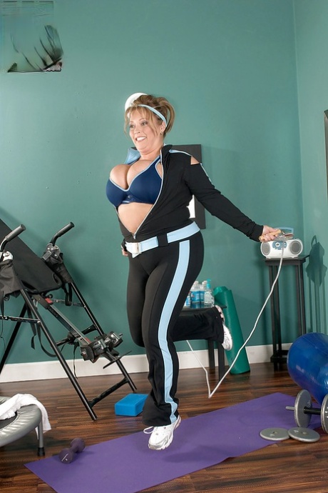 Older fatty Savannah Phair sheds sports workout clothes to bare huge tits
