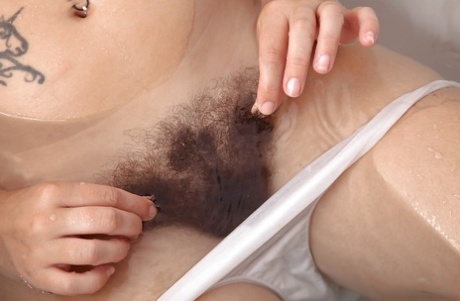 Mature Euro broad Elle Macqueen exposing wide open beaver in bathtub