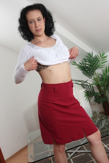 Amateur housewife Rosetta reveals her unshaved armpits and toys her bushy muff