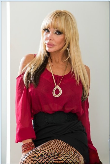 Smoking hot blonde mature Houston reveals her fabulous body in a solo