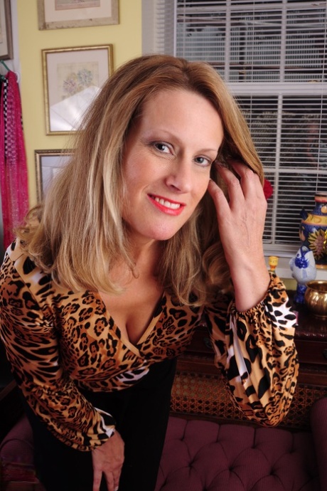 Mature beauty Daphne showing off her juicy juggs & tasty shaved pussy
