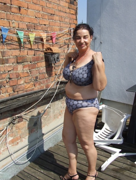Mature amateur BBW Aisha showing off her big tits and ass outside