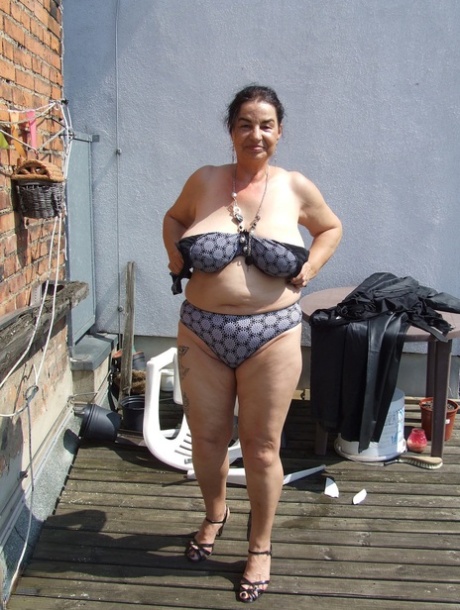 Mature amateur BBW Aisha showing off her big tits and ass outside
