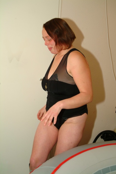 Chubby amateur mom Robine masturbates in the water and on the bed