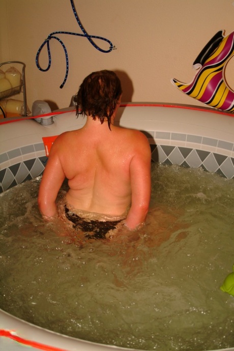 Chubby amateur mom Robine masturbates in the water and on the bed