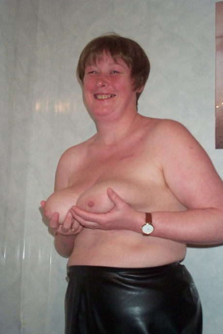 BBW mom Rita displays her tight anus & feeds a young cock to her hungry pussy