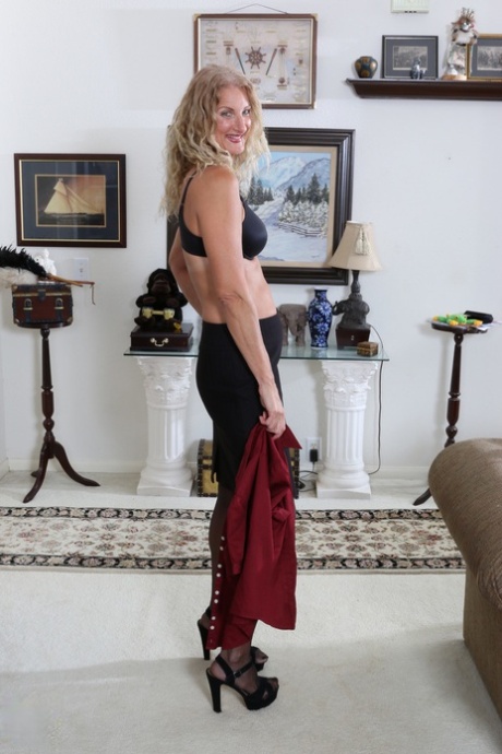 Mature housewife Brenda servicing her hungry pussy with a dildo in a hot solo