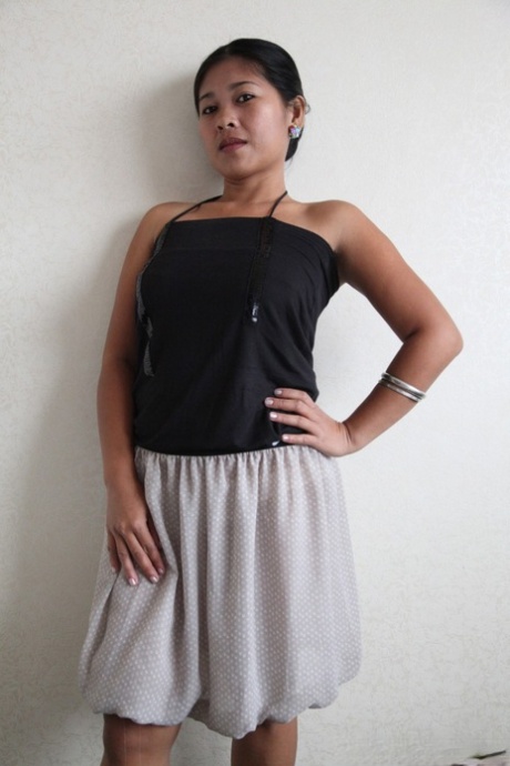 Amateur Filipina Che with Charm shows her cute natural titties in a hotel room