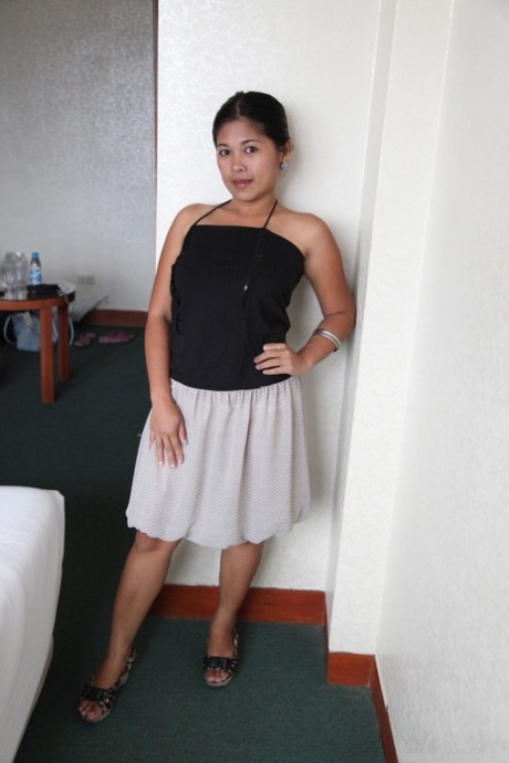 Amateur Filipina Che with Charm shows her cute natural titties in a hotel room