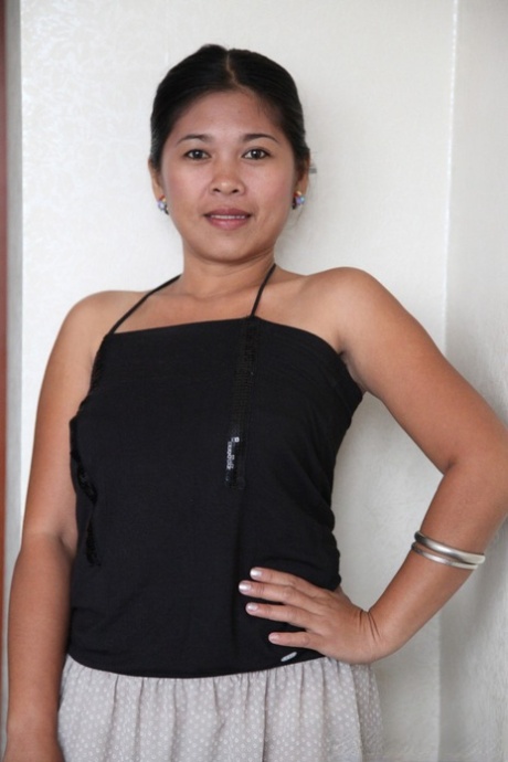 Amateur Filipina Che with Charm shows her cute natural titties in a hotel room