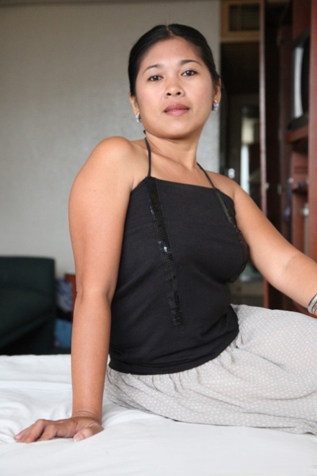 Amateur Filipina Che with Charm shows her cute natural titties in a hotel room