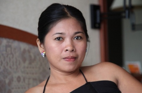 Amateur Filipina Che with Charm shows her cute natural titties in a hotel room