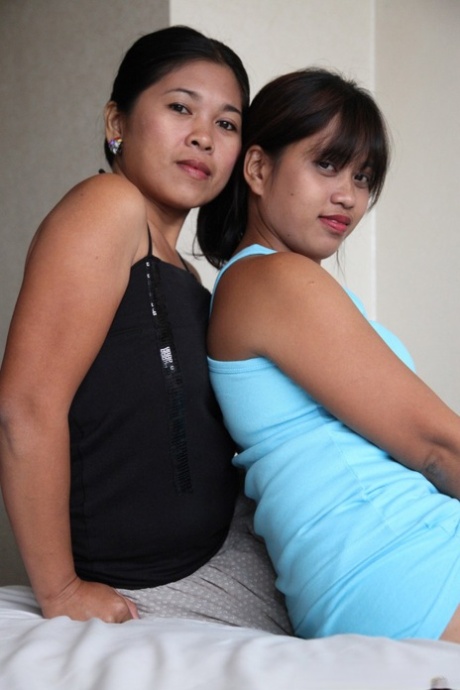 Amateur Filipina Che with Charm shows her cute natural titties in a hotel room