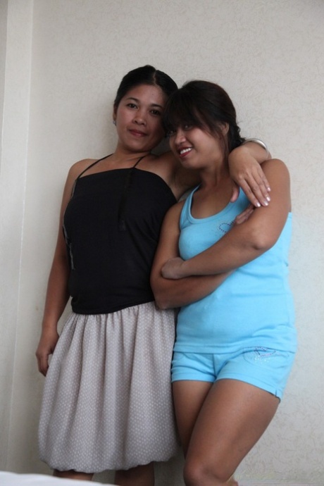Amateur Filipina Che with Charm shows her cute natural titties in a hotel room