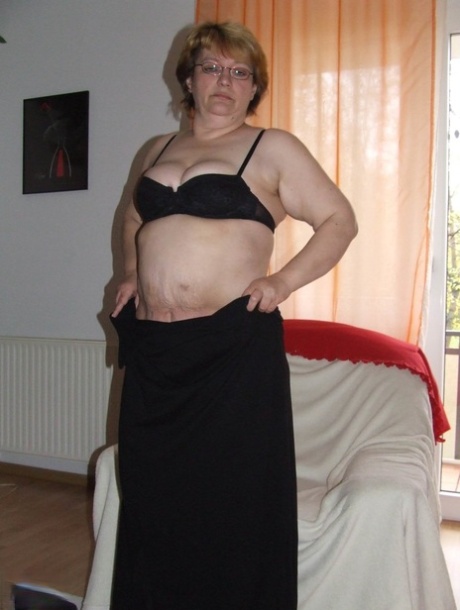 Mature fatty Sophie takes and English cucumber to her horny vagina