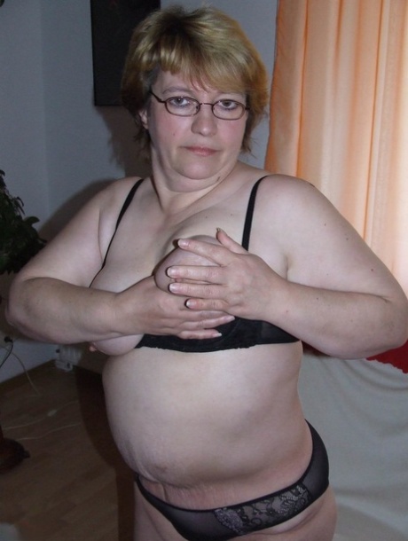 Mature fatty Sophie takes and English cucumber to her horny vagina