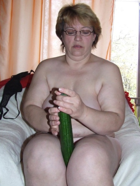 Mature fatty Sophie takes and English cucumber to her horny vagina