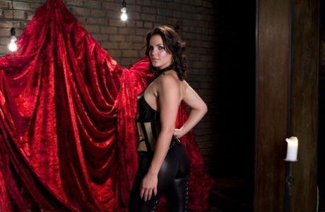 Gorgeous MILF Phoenix Marie shows her big ass & her wonderful bush