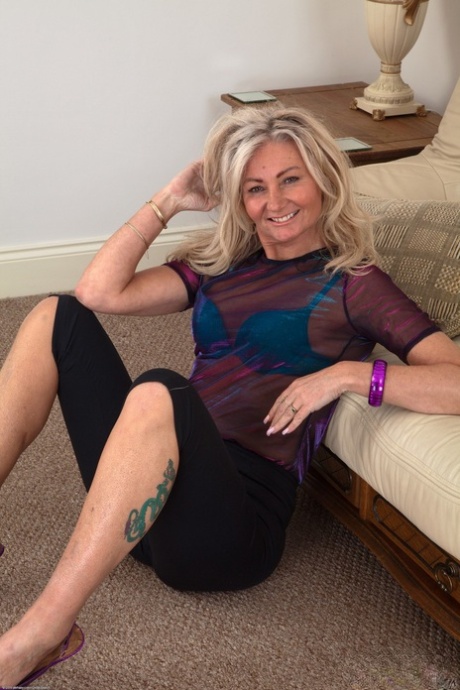 Amateur mature Ellen reveals her hairy crotch and big ass in a solo