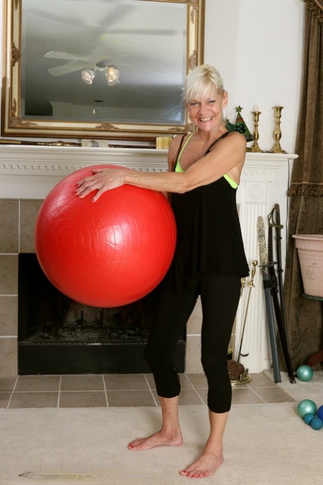 Charming granny Mimi Smith unveils her saggy tits and mature pussy