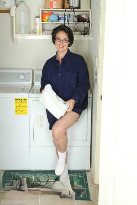 Nerdy MILF amateur Carlita Johnson strips and poses naked in the laundry room