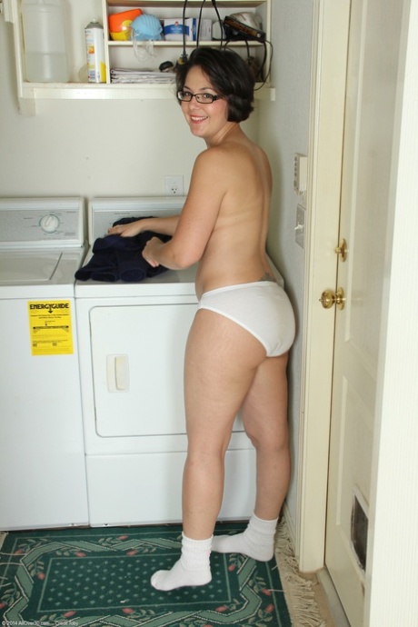 Nerdy MILF amateur Carlita Johnson strips and poses naked in the laundry room