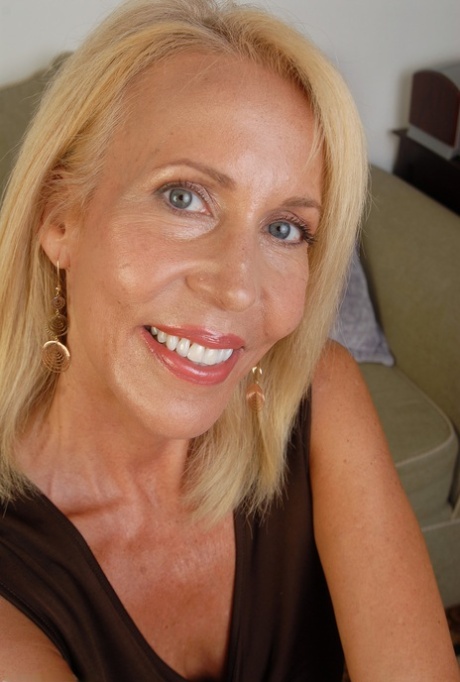 Mature blue-eyed Erica Lauren reveals her fabulous breasts & spreads her twat